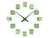 Horloge murale au design cubique métallique, cadran ouvert vert foncé et aiguilles noires