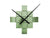 Horloge murale au design cubique métallique vert foncé, centre ouvert et aiguilles noires