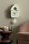 Horloge murale coucou dans un boîtier vert clair avec pendule et aspect bois