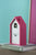 Coucou design maison, boîtier rose avec cadran blanc