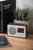 Radio-réveil Karlsson aspect bois, affichage numérique, antenne télescopique et boutons de commande