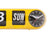 Gros plan sur une horloge murale jaune : chiffres à bascule avec SUN AM et heure analogique