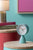Réveil sur socle rond en bois, boîtier turquoise et aiguilles orange