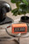 Horloge murale orange rétro avec affichage à rabat, heure 11:03