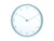 Horloge murale Karlsson avec cadran blanc, bordure bleue et aiguilles fines