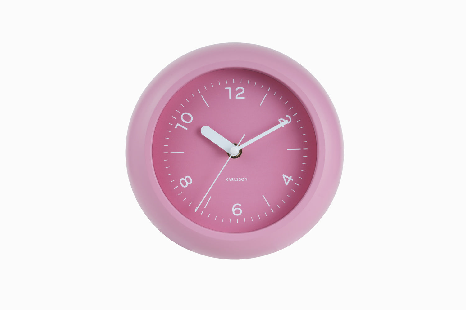 Horloge murale avec cadran rose, aiguilles blanches et index bâtons