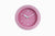 Horloge murale avec cadran rose, aiguilles blanches et index bâtons