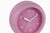 Horloge murale avec cadran rose, aiguilles blanches et indication 12h