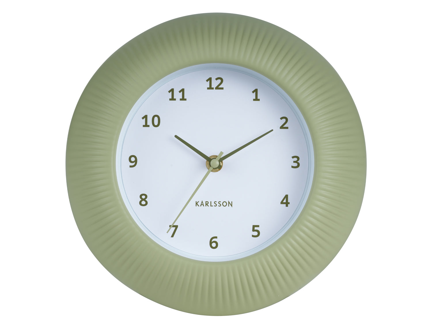 Horloge murale verte avec bord côtelé, cadran blanc et aiguilles dorées
