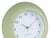 Horloge murale verte avec bord côtelé, gros plan du cadran blanc et aiguilles dorées
