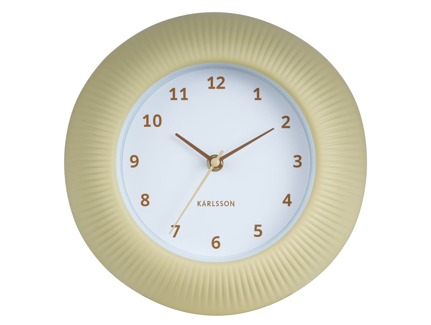 Horloge murale avec cadre en relief jaune doux et cadran blanc, aiguilles dorées