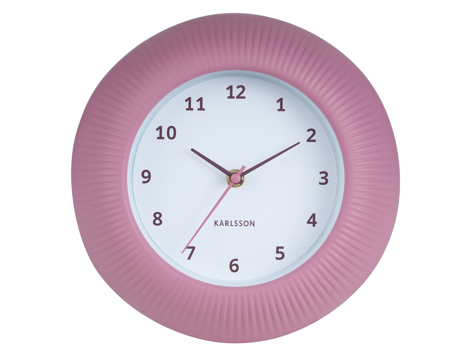 Horloge murale rose avec cadran texturé côtelé et chiffres blancs