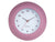Horloge murale rose avec cadran texturé côtelé et chiffres blancs