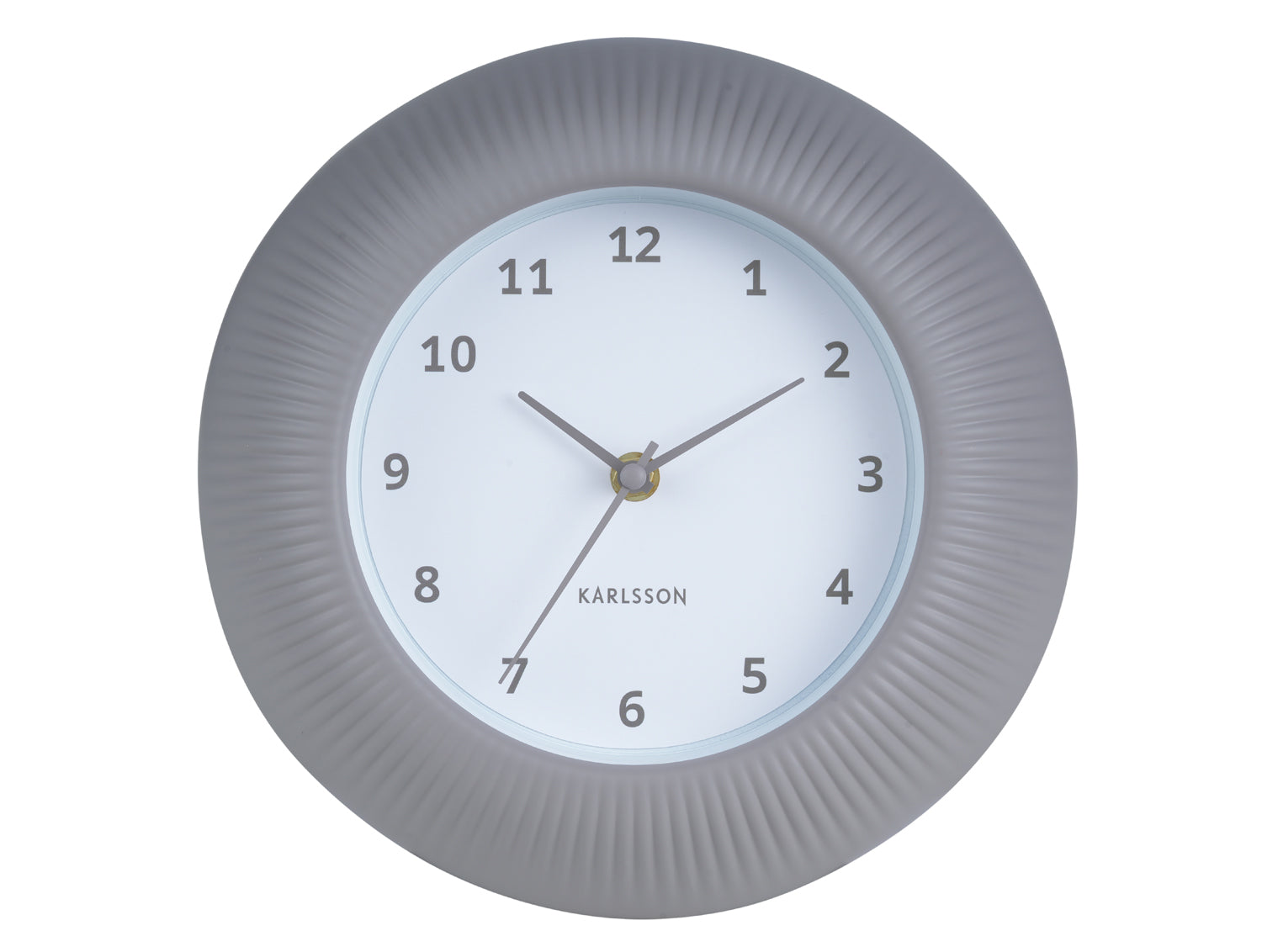 Horloge murale Karlsson avec boîtier côtelé gris chaud et cadran blanc, aiguilles dorées