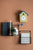 Horloge murale design maison, jaune clair avec toit bleu et cadran rond