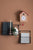 Horloge murale design maisonnette : beige, toit rouge, ouverture pour oiseau au-dessus d'un cadran rond