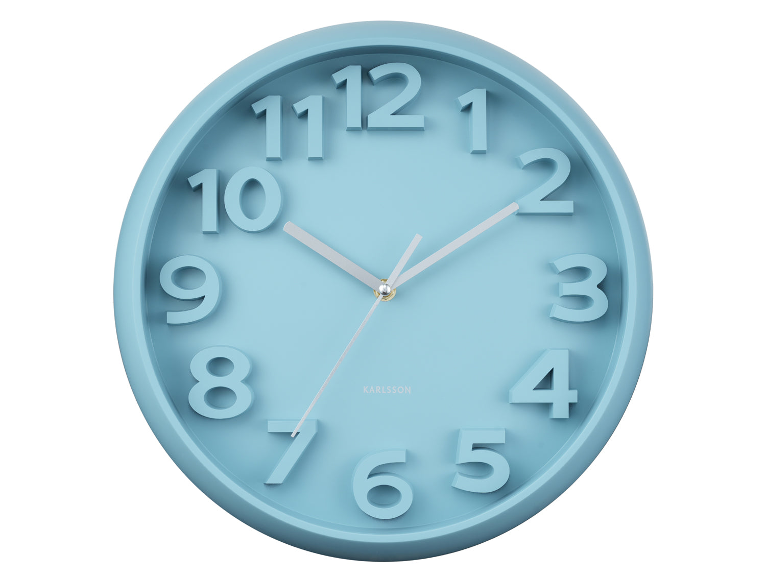 Horloge murale avec cadran bleu, grands chiffres arabes et aiguilles argentées