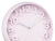 Détail de l'horloge murale : bordure rose pâle, grands chiffres arabes et aiguilles