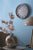 Horloge murale ronde au mur avec chiffres arabes et boîtier gris