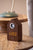 Horloge coucou en placage de bois foncé avec écran LED et ouverture ronde