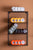 Support mural avec plusieurs réveils Karlsson Retro-Tube, dont des modèles orange