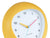 Karlsson Horloge murale, gros plan : cadre jaune, cadran blanc avec aiguilles et chiffres.