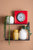 Horloge murale rouge avec cadran blanc rond et aiguilles noires