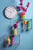 Horloge murale Karlsson avec pendule, cadran blanc avec chiffres et aiguilles colorés