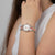 Montre Festina pour femme au poignet avec cadran argenté et bracelet en or rose