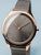 Roségoldene Damen-Armbanduhr mit grauem Ziffernblatt und schlankem Milanaise-Armband