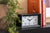 Réveil rectangulaire avec cadre noir, cadran blanc et aiguilles noires