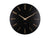 Grande horloge murale avec cadran noir, aiguilles dorées et index bâtons