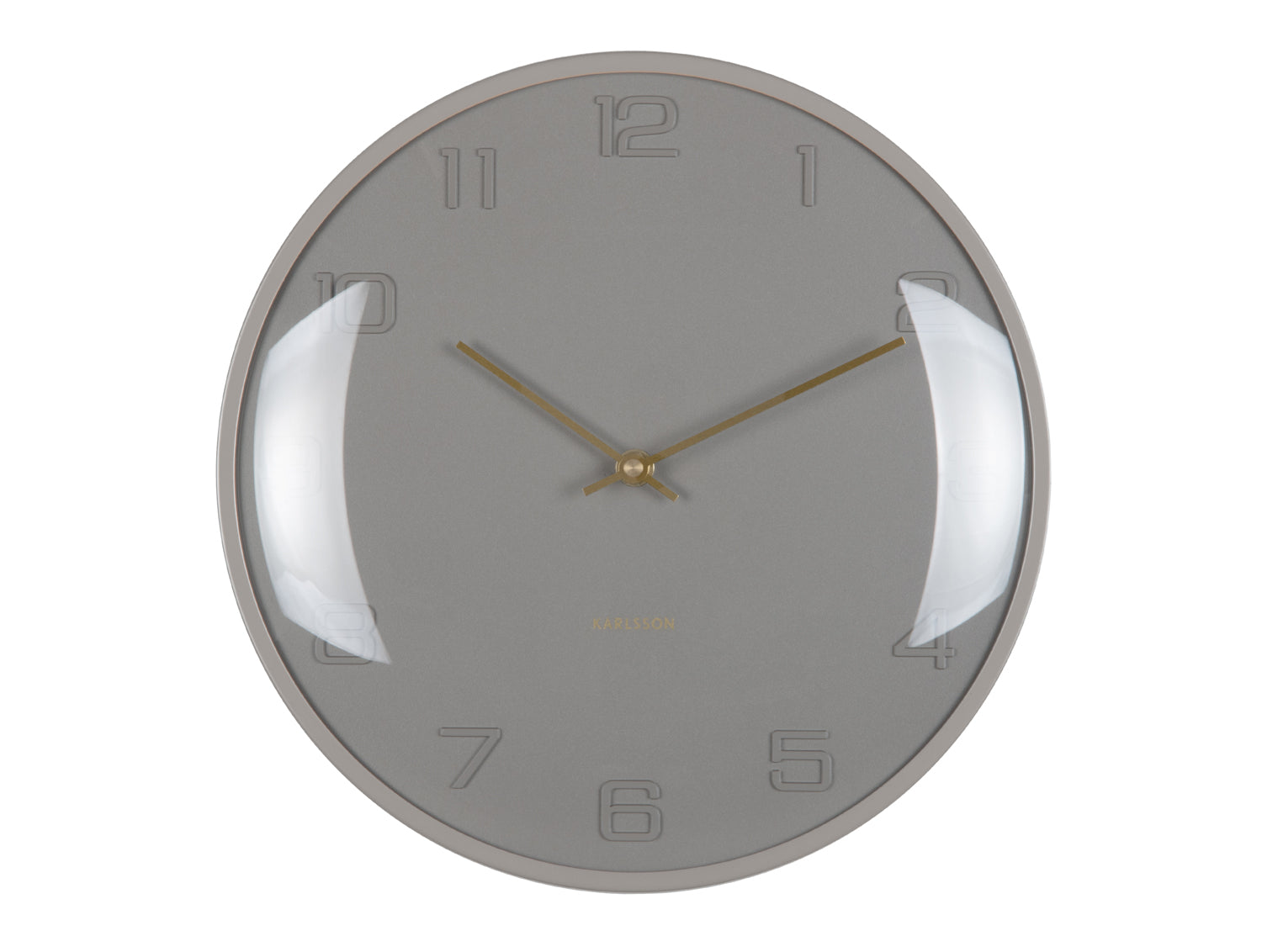 Horloge murale gris argile avec verre bombé, aiguilles et chiffres dorés.