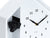 Horloge murale design maison, vue détaillée avec tête de chien noire et aiguilles