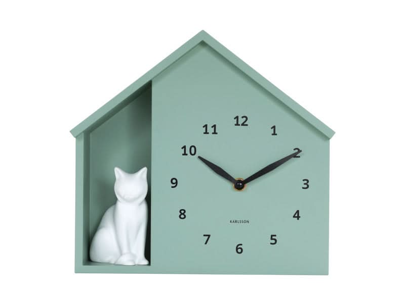 Horloge murale avec chat assis dans un boîtier de maison couleur menthe, aiguilles noires