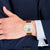 Tommy Hilfiger Quarzuhr am Handgelenk mit braunem Lederband und weißem Zifferblatt