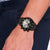 Herren-Armbanduhr am Handgelenk, schwarzes Zifferblatt mit römischen Ziffern und Subdials
