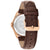 Seitenansicht einer Herrenarmbanduhr mit braunem Lederband und rosegoldfarbenem Gehäuse