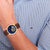 Herrenarmbanduhr mit blauem Zifferblatt, braunem Lederband und roségoldfarbenem Gehäuse