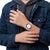 Jugendarmbanduhr am Handgelenk, blau-weißes Zifferblatt, Metallarmband