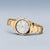 Montre pour femme dorée au poignet : cadran blanc, bracelet à maillons