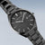 Bering Montre ultra-fine pour homme avec cadran sombre, index et bracelet en acier inoxydable.