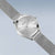 Damen-Armbanduhr mit hellem Zifferblatt und silberfarbenem Milanaise-Armband