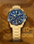 Herren-Chronograph-Armbanduhr mit goldfarbenem Metallband und blauem Zifferblatt
