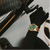 Herren-Chronograph: rundes Gehäuse in Gold, grünes Zifferblatt mit Chronographenziffern, Lederband.