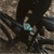 Herren-Armbanduhr am Handgelenk am Fahrrad, schwarzes Zifferblatt, türkisfarbenes Armband