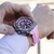 Herren-Chronograph-Armbanduhr mit schwarzem Zifferblatt und rosafarbenem Silikonband