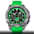 Herren-Chronograph-Armbanduhr im Detail mit grünem Zifferblatt und grünem Kautschukband
