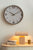 Horloge murale avec cadre aspect bois et cadran blanc