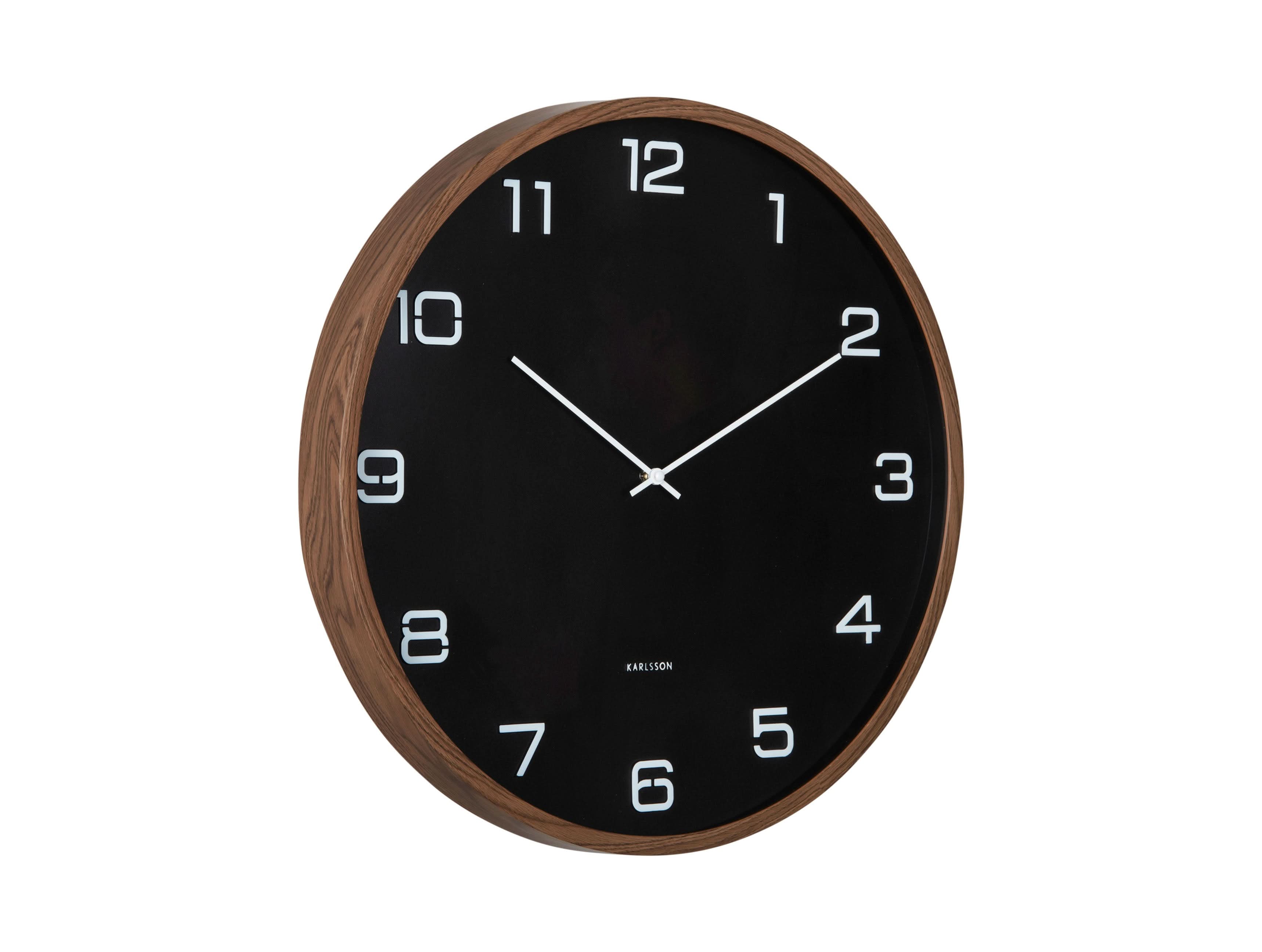 Grande horloge murale Karlsson avec cadran noir et cadre effet bois, index blancs